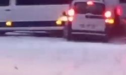 Karlı yolda duramayan araç minibüse çarptı