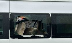 Minibüsün üzerine dev kayalar düştü!