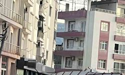 Mut’ta fırtına çatıyı uçurdu