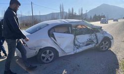 Otomobil ile traktör çarpıştı; 3 yaralı