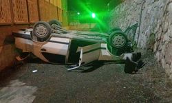 Otomobil istinat duvarından okulun bahçesine düştü!