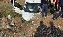 Otomobil su kanalına düştü: 1 yaralı