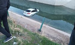 Otomobil su kanalına uçtu