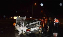 Otomobil tıra çarptı: 4 yaralı