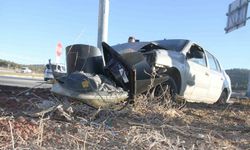 Otomobil trafik ışığı direğine çarptı: 2 yaralı