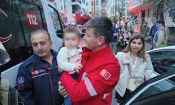 Otomobilde unutulan bebek kurtarıldı