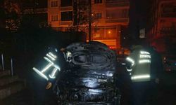 Park halindeki otomobilde çıkan yangın söndürüldü