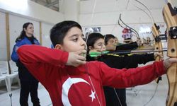 Polislerin desteğiyle okçu oldular