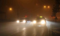 Sivas yoğun sise gömüldü, araçlar görünmez hale geldi