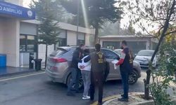 Sürücü bekçiye çarpıp kaçtı