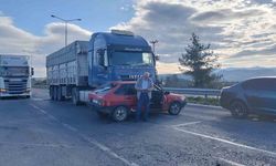 Tır, çarptığı otomobili 20 metre sürükledi