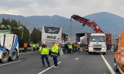 Yolcu otobüsü tıra çarptı: 7 ölü, 10 yaralı