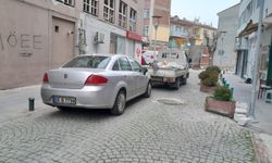 Araçları sokağın ortasına bırakıyorlar!