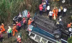Otobüs uçuruma yuvarlandı: 15 ölü, 19 yaralı!