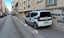 Kaldırıma park eden araç tepki topladı!