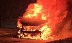 Rampada alev alan otomobil demir yığınına döndü