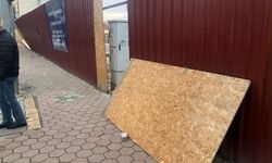 Şiddetli fırtına ortalığı birbirine kattı