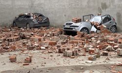 Metruk binanın çatı duvarı otoparka devrildi: 6 araçta hasar oluştu!