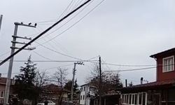 30 Metrelik bayrak direği elektrik tellerine düştü!