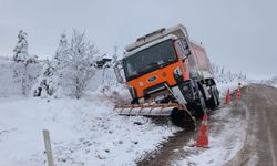 Kar küreme kamyonu şarampole devrildi