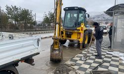 Tıkalı yağmur suyu giderleri temizleniyor