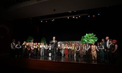 “Gülmek serbest, akıl şart” oyunu ayakta alkışlandı