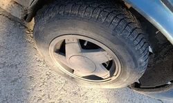 Eskişehir’de bozuk yol tepkisi: Lastik patladı, kaza atlattı!