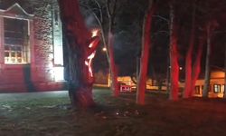 Tarihi kilise önündeki ağaç ateşe verildi!