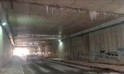 Altgeçitteki buz sarkıtları sürücüleri tedirgin ediyor...