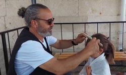 Köy köy gezip kız çocuklarını ücretsiz tıraş ediyor