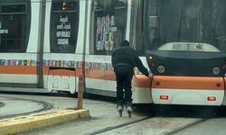 Canını hiçe sayan çocuk tramvayın peşine takıldı