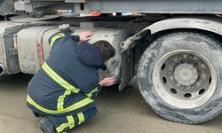 Korkutan kaza: Tırın yakıt deposu delindi