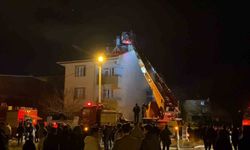 3 katlı binanın çatısında yangın