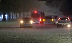 Antalya'da sağanak yolları göle döndürdü: Çok sayıda araç mahsur kaldı