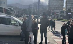 Bursa'da lodos zor anlar yaşattı: trafik lambasına tutundular