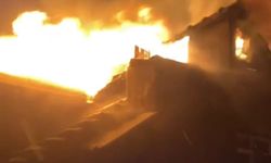 Ev yangını: Çatı alevlere teslim oldu