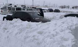 Kar, arabaların boyunu geçti