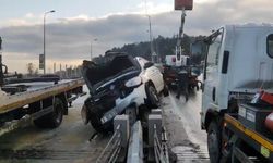 Otomobil aydınlatma direğine çarptı