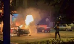 Park halindeki otomobil alev alev yandı