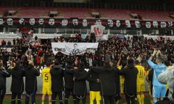 Tribünler ve futbolcular birleşti!