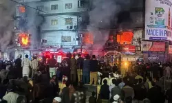 Pakistan'da AVM yangını!