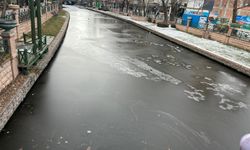 Kış sert yüzünü gösterdi: Porsuk Çayı baştan sona dondu!