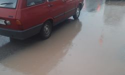 Sağanak yağış vatandaşlara zor anlar yaşattı!