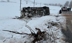 Öğrenci servisi devrildi: 14 yaralı