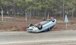 Kayganlaşan yolda araç takla attı! O anlar kameralara yansıdı