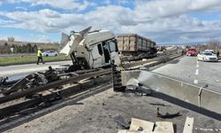 Feci tır kazası: Kabin yerinden koptu