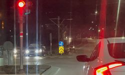 Raylara giren otomobil trafiği tehlikeye attı