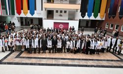 Geleceğin eczacıları düzenlenen törenle beyaz önlüklerini giydi
