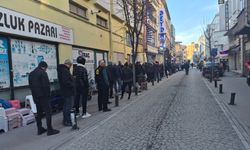 İlk iftar öncesi metrelerce "pide" kuyruğu oluştu