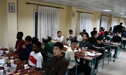 Vali Yılmaz iftarda öğrencilerle bir araya geldi